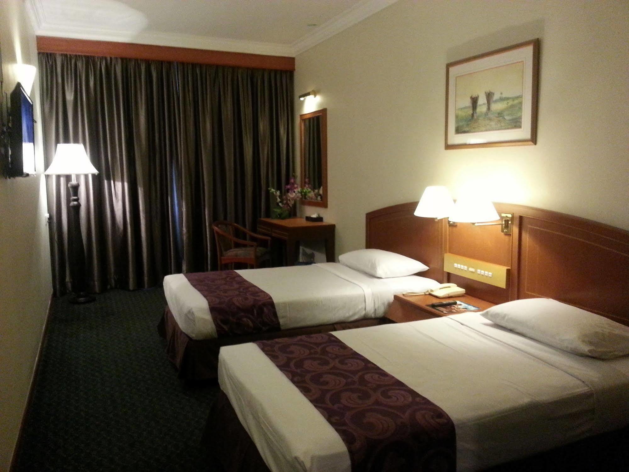 Orkid Hotel Melaka Екстериор снимка